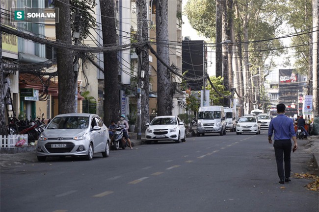 Ông Đoàn Ngọc Hải vừa qua, xe biển xanh, biển đỏ lại lấn chiếm vỉa hè quận 1 - Ảnh 4.