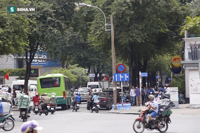 Ông Đoàn Ngọc Hải vừa qua, xe biển xanh, biển đỏ lại lấn chiếm vỉa hè quận 1 - Ảnh 5.