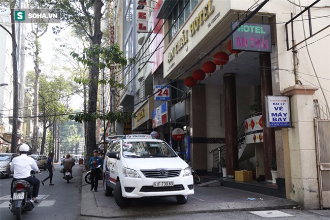 Ông Đoàn Ngọc Hải vừa qua, xe biển xanh, biển đỏ lại lấn chiếm vỉa hè quận 1 - Ảnh 6.