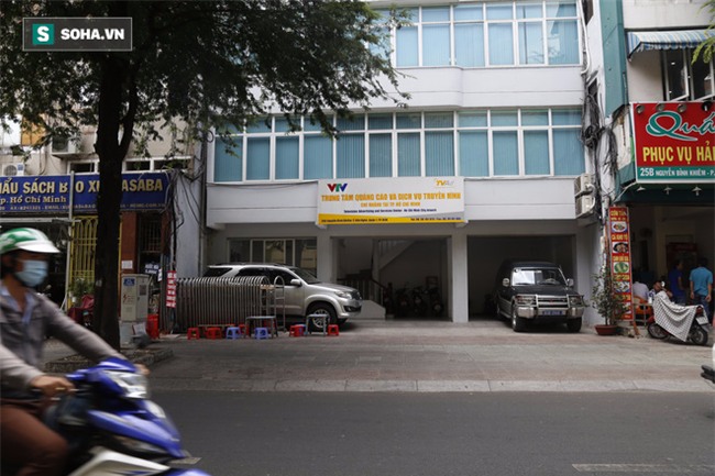 Ông Đoàn Ngọc Hải vừa qua, xe biển xanh, biển đỏ lại lấn chiếm vỉa hè quận 1 - Ảnh 7.