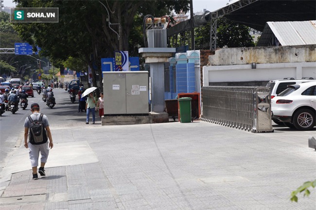 Ông Đoàn Ngọc Hải vừa qua, xe biển xanh, biển đỏ lại lấn chiếm vỉa hè quận 1 - Ảnh 8.