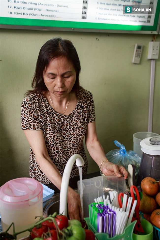 Vợ cố nghệ sĩ Hán Văn Tình bán nước ép trang trải cuộc sống - Ảnh 14.