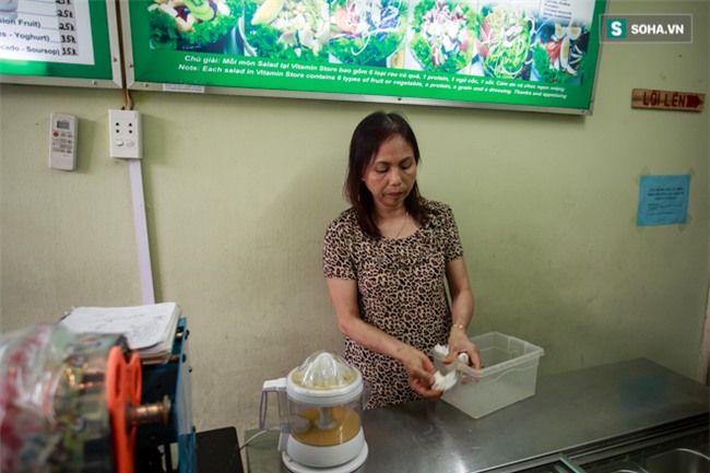 Vợ cố nghệ sĩ Hán Văn Tình bán nước ép trang trải cuộc sống - Ảnh 15.