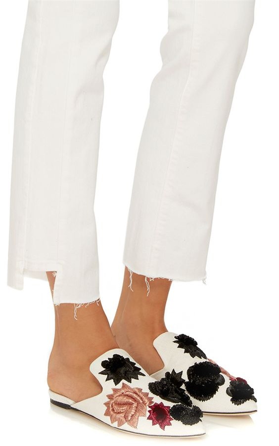 Tạm gác cao gót sang bên, đây mới là 5 mẫu giày/dép bệt bạn cần quan tâm nhất lúc này - Ảnh 2.