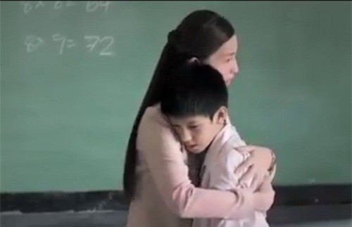 “rot nuoc mat “xem chuyen co giao va cau be tu ky hinh anh 2