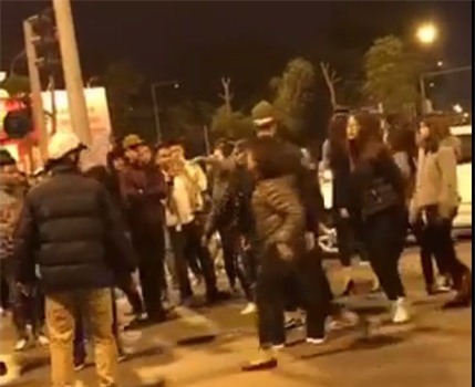 Hà Nội: Hàng chục nữ sinh hỗn chiến giữa ngã tư do mâu thuẫn tình ái? - Ảnh 1.