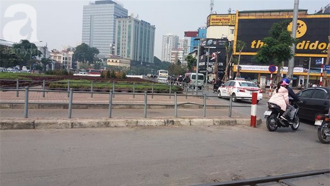 Hà Nội: Hàng chục nữ sinh hỗn chiến giữa ngã tư do mâu thuẫn tình ái? - Ảnh 4.