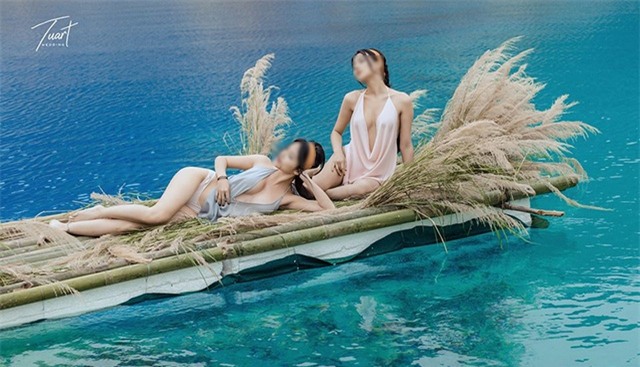 Hình ảnh hai tiên nữ ở Tuyệt tình cốc có thể làm dấy lên phong trào quay phim, chụp ảnh tại đây, rất nguy hiểm. (Trong ảnh, 2 cô gái nằm trên bè tự chế thả trôi giữa lòng hồ sâu tới 40 mét)