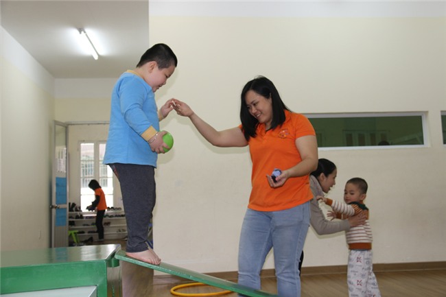 trẻ tự kỷ, trẻ khuyết tật, giáo dục đặc biệt, giáo dục mầm non, trẻ mầm non, cô giáo mầm non