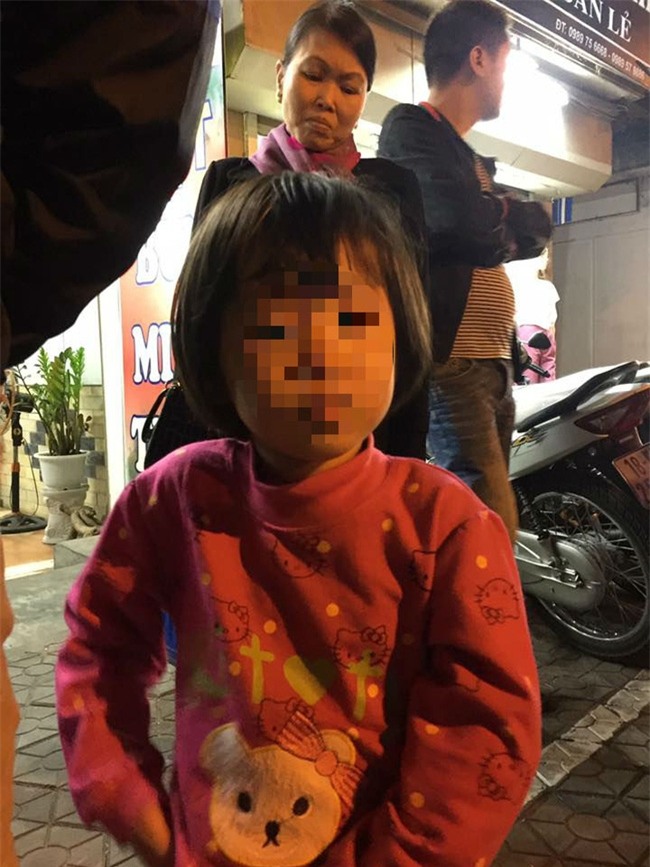 Hà Nội: Mẹ để con gái tự chơi một mình ở công viên, khi quay lại thì người dân đã đưa bé về phường - Ảnh 1.