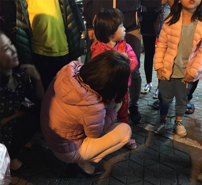 Hà Nội: Mẹ để con gái tự chơi một mình ở công viên, khi quay lại thì người dân đã đưa bé về phường - Ảnh 2.