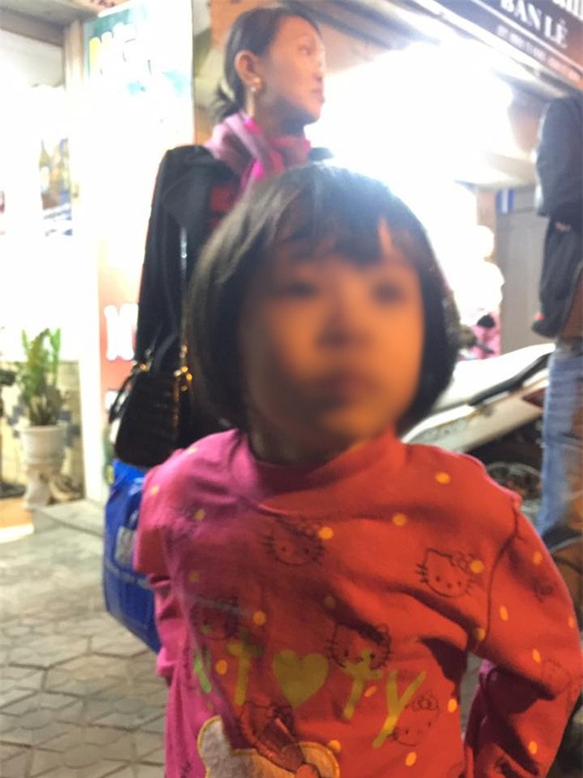 Hà Nội: Bé gái từng bị mẹ đánh vì làm mất gói kẹo ở siêu thị Lotte lạc người thân được đưa đến công an - Ảnh 1.