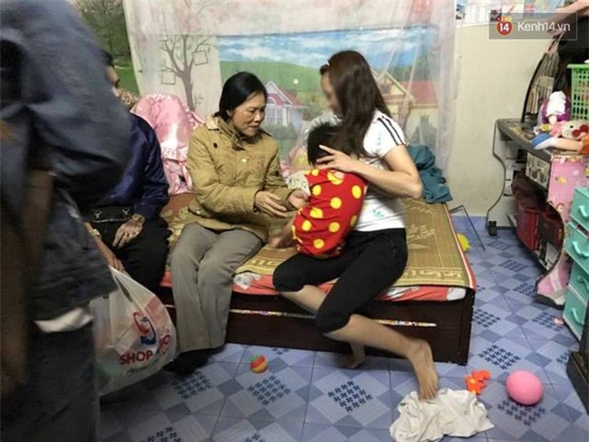 Hà Nội: Bé gái từng bị mẹ đánh vì làm mất gói kẹo ở siêu thị Lotte lạc người thân được đưa đến công an - Ảnh 3.