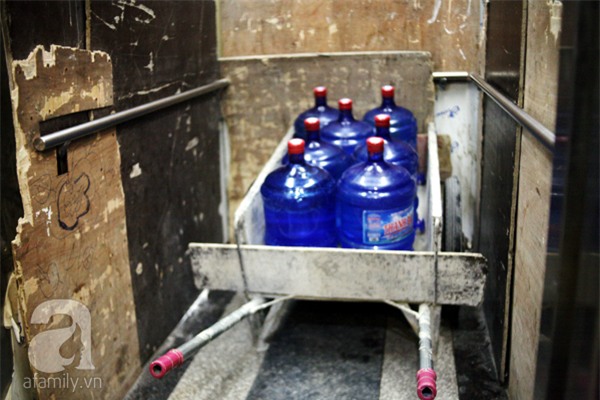 Sau vụ cư dân bị cắt nước 8 ngày, lại có 3 hộ dân ở chung cư Văn Phú bị ném chất thải vào nhà - Ảnh 2.