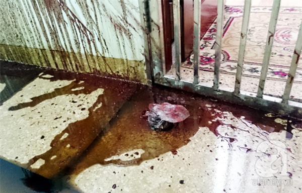 Sau vụ cư dân bị cắt nước 8 ngày, lại có 3 hộ dân ở chung cư Văn Phú bị ném chất thải vào nhà - Ảnh 3.