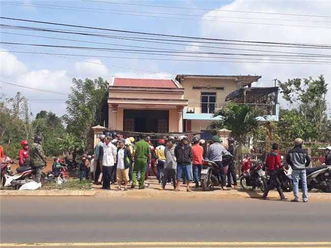 kinh hoang phat hien xac vo tren vung mau, chong chet duoi gieng hinh anh 1