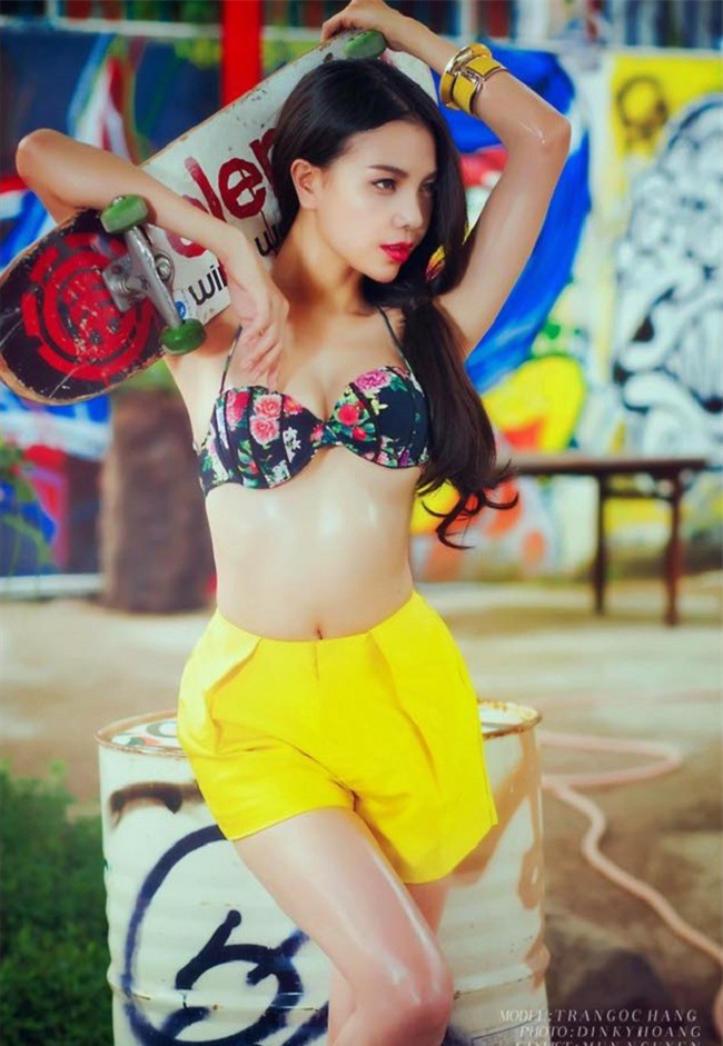 "do vai giay" khi gap kieu nu vbiz mac ao tam ruc ro hinh anh 11