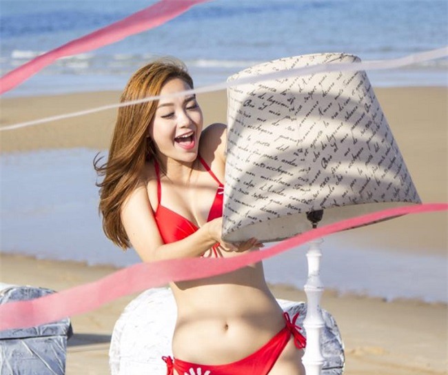 "do vai giay" khi gap kieu nu vbiz mac ao tam ruc ro hinh anh 13