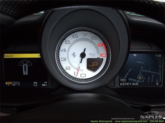 Đồng hồ công-tơ-mét mới chỉ 961 dặm (khoảng 1.596 km)