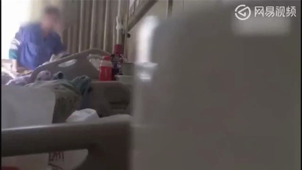 con gai danh dap, chui mang me gia 88 tuoi ngay tren giuong benh - 1