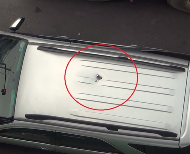 Vết thủng trên nóc ô tô