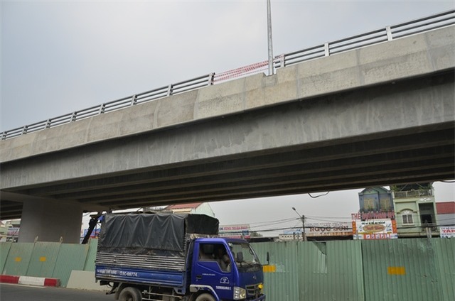 Thanh sắt rơi ở độ cao khoảng 5 mét.