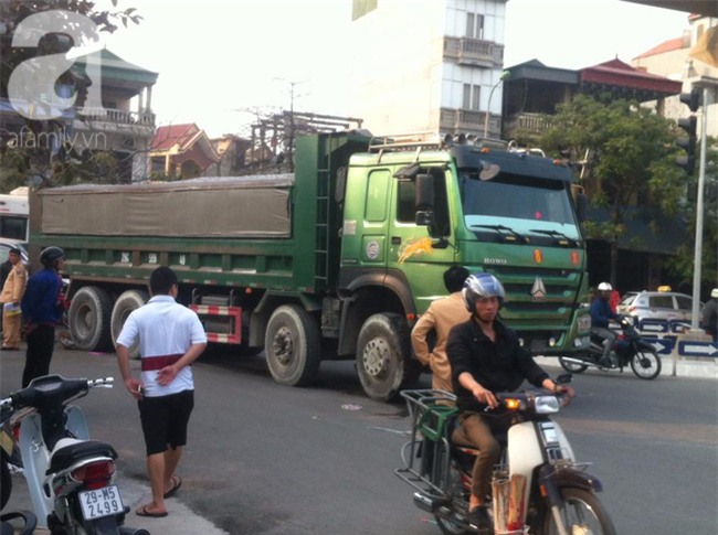 Hà Nội: Người phụ nữ gánh rau bán rong tử vong dưới bánh xe tải - Ảnh 1.