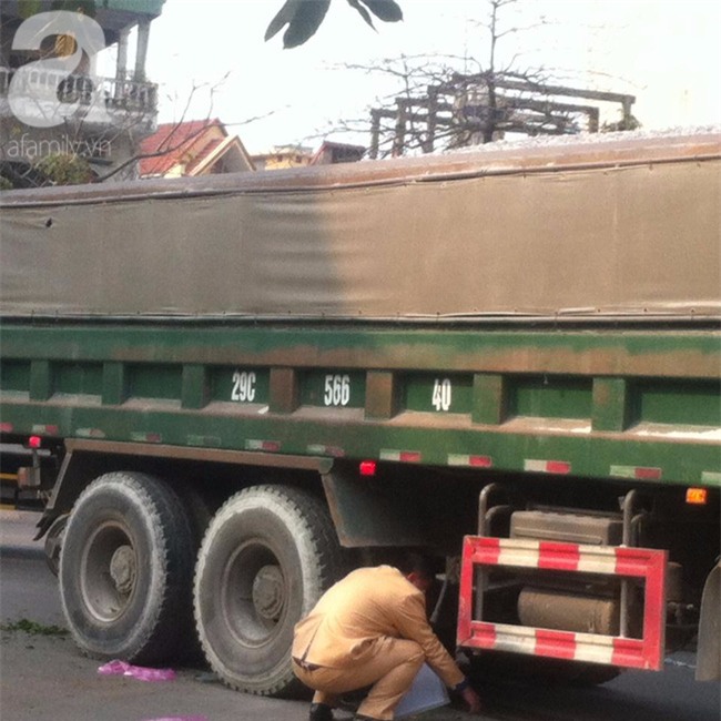 Hà Nội: Người phụ nữ gánh rau bán rong tử vong dưới bánh xe tải - Ảnh 3.