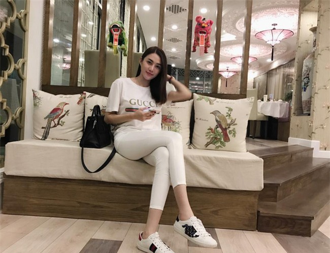 Những chiếc áo phông trị giá hơn chục triệu đồng của người đẹp Việt - Ảnh 8.
