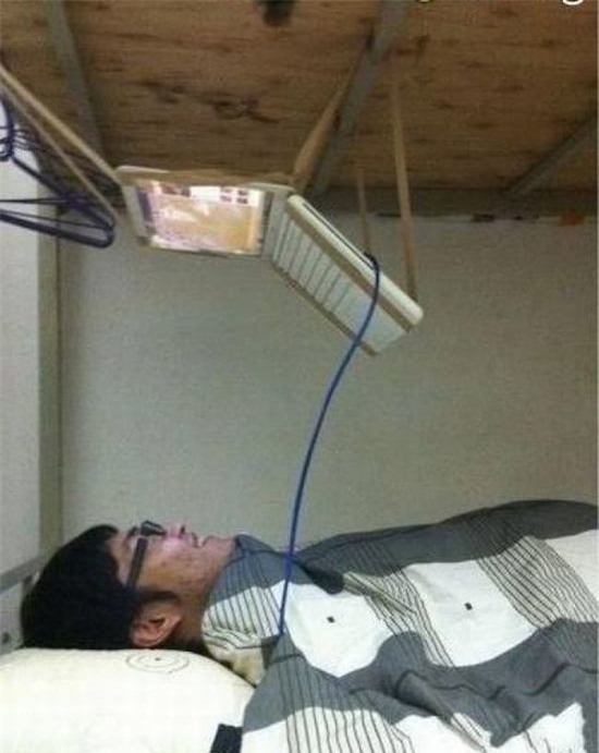 Cười té ghế với 11 tư thế dùng máy tính không đỡ nổi của các dân chơi - Ảnh 21.