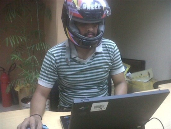 Cười té ghế với 11 tư thế dùng máy tính không đỡ nổi của các dân chơi - Ảnh 3.