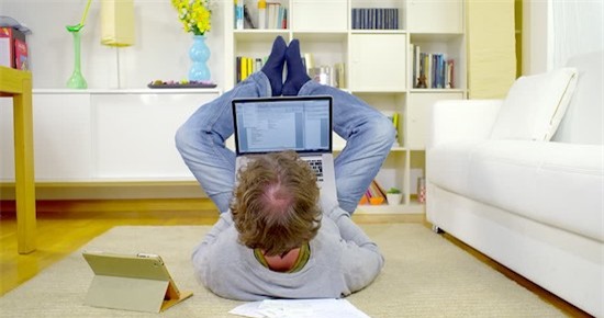 Cười té ghế với 11 tư thế dùng máy tính không đỡ nổi của các dân chơi - Ảnh 7.