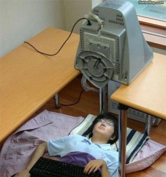 Cười té ghế với 11 tư thế dùng máy tính không đỡ nổi của các dân chơi - Ảnh 11.