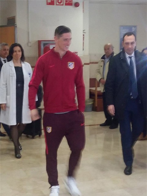 NÓNG: Những hình ảnh đầu tiên của Torres sau chấn thương - Ảnh 2.