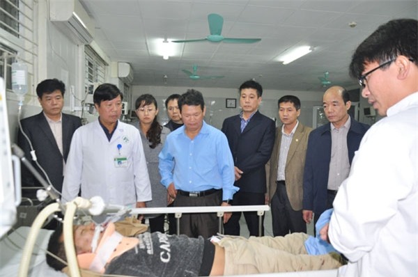 Lãnh đạo tỉnh Lào Cai thăm hỏi các nạn nhân tai nạn giao thông chiều ngày 3/3 đang cấp cứu tại bệnh viện đa khoa tỉnh Lào Cai. (Ảnh: báo Lào Cai)