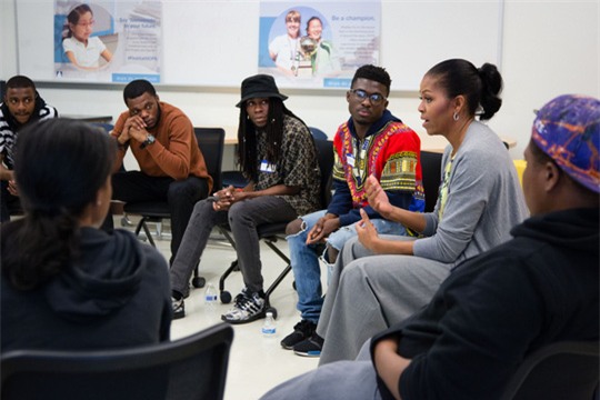 
Bà Michelle Obama thảo luận với các học sinh của trường Ballou STAY. Ảnh: Chuck Kennedy

