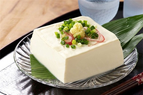 Đậu phụ ngon thường có vị béo và mùi đặc trưng của đầu nành. Ảnh minh họa.
