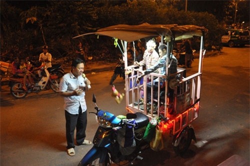 cha cho 2 con trong long sat rong ruoi khap sg muu sinh hinh anh 1