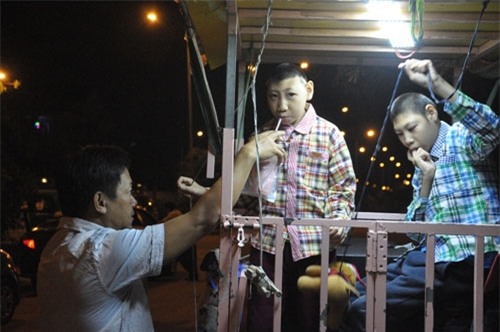 cha cho 2 con trong long sat rong ruoi khap sg muu sinh hinh anh 3