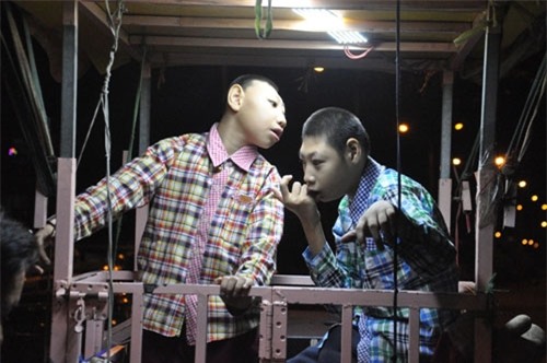 cha cho 2 con trong long sat rong ruoi khap sg muu sinh hinh anh 4