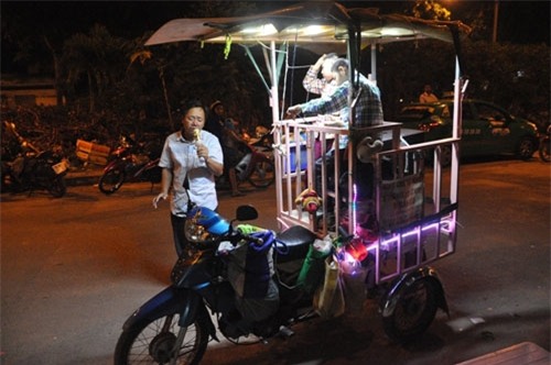 cha cho 2 con trong long sat rong ruoi khap sg muu sinh hinh anh 5