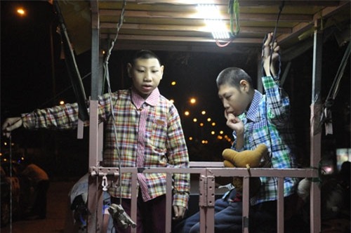 cha cho 2 con trong long sat rong ruoi khap sg muu sinh hinh anh 6