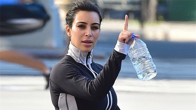 Mổ xẻ cách giảm cân bọc mình trong túi ni lông của diễn viên Kim Kardashian - Ảnh 1.