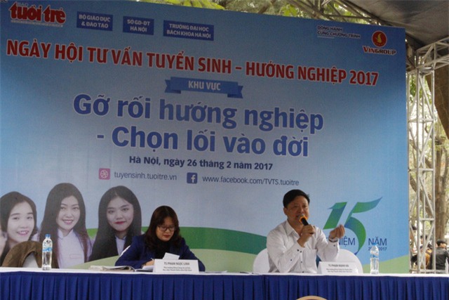Tiến sĩ Phạm Mạnh Hà, Phó trưởng khoa công tác thanh niên, Học viện thanh thiếu niên đã giải đáp những thắc mắc, tư vấn hướng nghiệp cho thí sinh và phụ huynh.