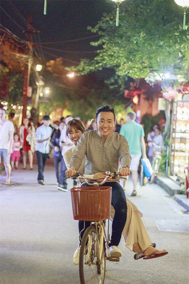 Phố cổ Hội An bỗng chốc náo loạn khi Trấn Thành - Hari Won cùng xuất hiện  - Ảnh 1.