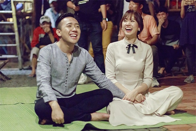 Phố cổ Hội An bỗng chốc náo loạn khi Trấn Thành - Hari Won cùng xuất hiện  - Ảnh 5.