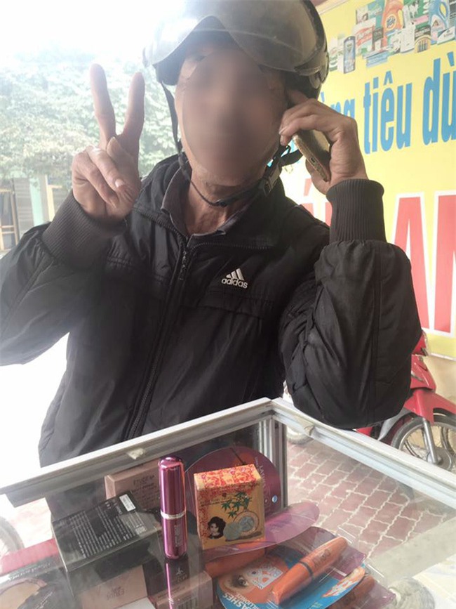 Xúc động hình ảnh ông chú lao động không có tiền mua quà 8/3 tặng vợ - Ảnh 1.