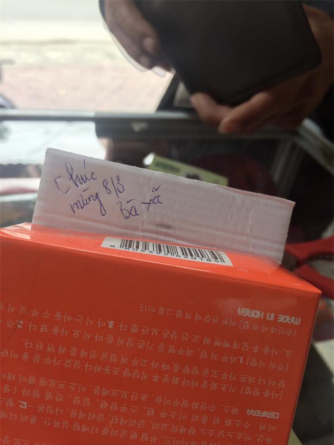 Xúc động hình ảnh ông chú lao động không có tiền mua quà 8/3 tặng vợ - Ảnh 2.