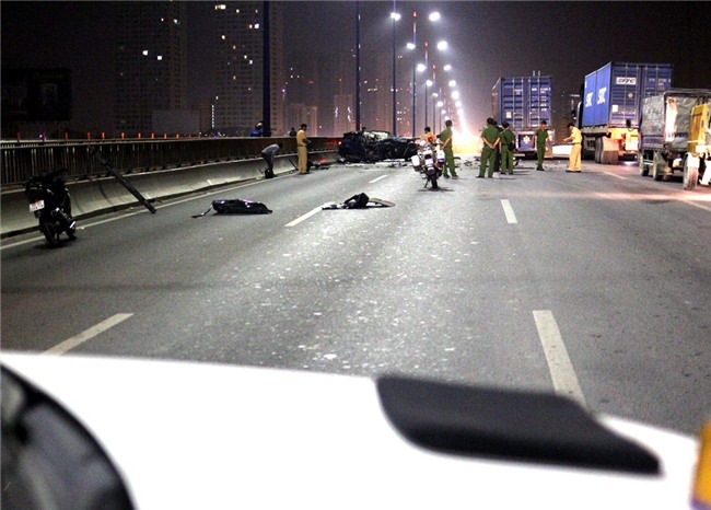 Doi trai gai vang khoi oto Range Rover sau tai nan, mot nguoi tu vong hinh anh 2