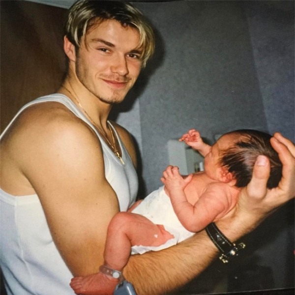 Vợ chồng Beckham xúc động kể về tuổi thơ của Brooklyn - Ảnh 1.